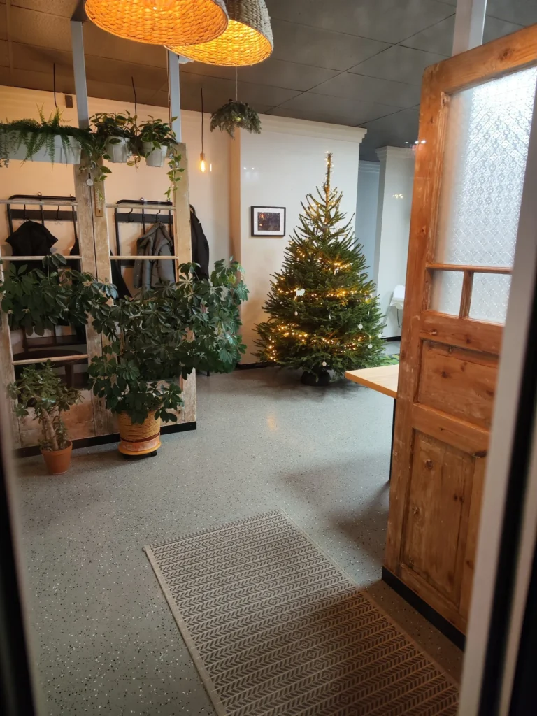 Izrotāta Ziemassvētku egle restorānā